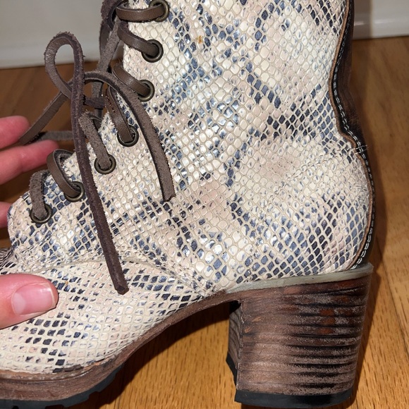 LIKE NEW RARE FreeBird Cavalier white snake skin women’s size 7 ankle boot - Picture 5 of 12